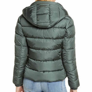 Veste matelassée à col montant et à capuche de style streetwear avec logo personnalisé pour femmes, disponible en OEM, vêtements d'extérieur tendance pour l'hiver - Product Image 4