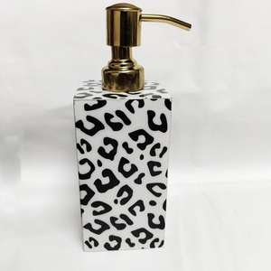 Ensemble de salle de bain design fait main en résine Organisateur de coiffeuse de luxe Porte-savon Porte-brosse à dents Plateau à gobelet Essentiels modernes et élégants - Product Image 2