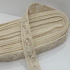 Lacets floraux brodés beiges personnalisés adaptés aux designers de mariage avec des paillettes argentées et idéaux pour la revente - Product Image 2