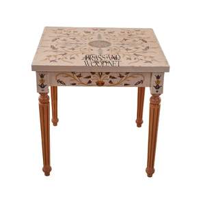 Mesa Auxiliar Cuadrada de Madera Blanca de Lujo con Arte Floral Pintado a Mano y Patas Acanaladas Clásicas para una Decoración Elegante en el Rincón del Hogar - Product Image 1