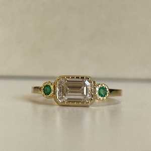 Bague de fiançailles en diamant de laboratoire taille émeraude 1,20 carat, sertie de trois pierres avec accent de perle, bijoux fins pour mariages et cadeaux - Product Image 1