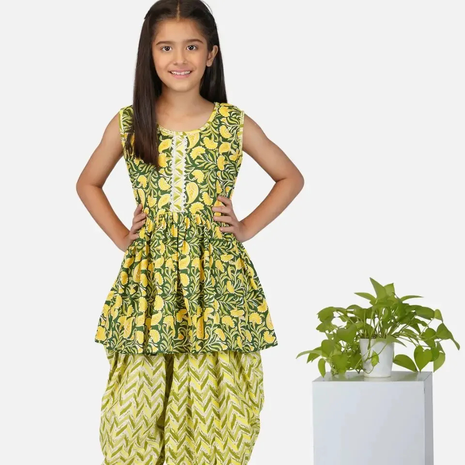FULPARI 키즈 dhoti kurti 새로운 패션 소녀는 대비 DHOTi와 디자이너 활과 함께 아름다운 꽃 KURTA를 배송 할 준비가되었습니다.