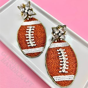 Boucles d'oreilles pendantes sur le thème du football 92 perles artisanales bijoux de sport uniques pour les amateurs de football pour le talonnage du jour du match - Product Image 1