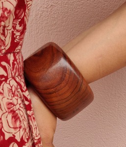 Bracelet de mode en bois lisse de style tendance fait à la main pour les femmes polies améliorer les tenues décontractées traditionnelles grands cadeaux fabriqués en inde - Product Image 3