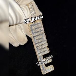 สร้อยคอเงินฮิปฮอปโมอิสซาไนท์สำหรับผู้ชายจี้เพชรประดับเพชรพร้อมตัวอักษรแนวตั้งที่กำหนดชื่อเองได้ - Product Image 1