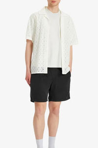 Estilo y comodidad durante todo el día con estos elegantes pantalones cortos de mezclilla negros con un diseño minimalista moderno perfecto para cualquier ropa casual - Product Image 4