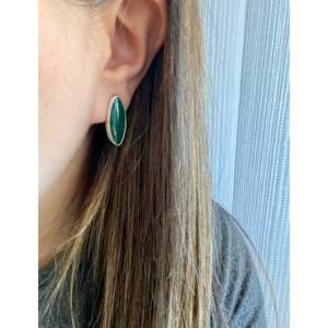 Pendientes Colgantes Hechos a Mano en Plata de Ley y Malaquita con Diseño de Gota de Agua Estilo Navajo - Product Image 2