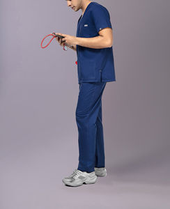 Combinaisons de travail conçues pour les professionnels de la santé, offrant un tissu respirant, une liberté de mouvement et un confort pour les longues journées de travail. - Product Image 2