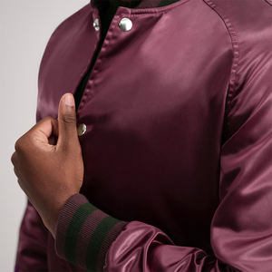 Chaqueta Bomber Satinada Magenta para Hombre, Ribete Acanalado con Rayas Oscuras, Cierre de Botones a Presión, Acabado Brillante Ligero, Estilo Urbano Elegante - Product Image 5