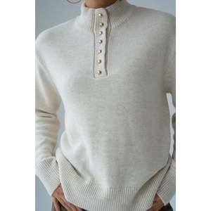 Suéter Beige de Cuello Alto y Manga Larga - Product Image 2