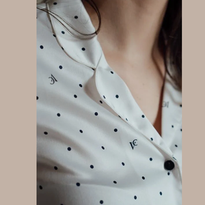 Kadınlar için özelleştirilebilir kısa saten pijama elastik bel ve düğme kapatma pürüzsüz özellikleri ile zarif yaz pijama - Product Image 5