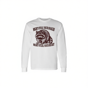 T-shirt a maniche lunghe con design procione 'Potrebbe rubare le tue snack, potrebbe rubare il tuo cuore' - T-shirt promozionali - Product Image 2