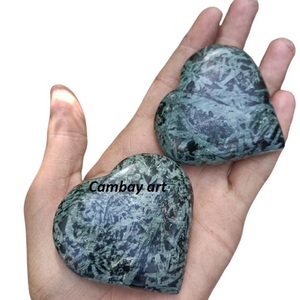 Pierre de cœur Tourmaline verte de qualité supérieure à vendre, cœur de pierre précieuse sculpté à la main pour l'exportation - Product Image 4