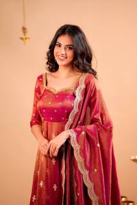 Nueva colección de diseñador de lanzamiento, conjunto de 3 piezas para mujer, informal, largo, bordado floral, tejido, botón de encaje, seda 100% - Product Image 6