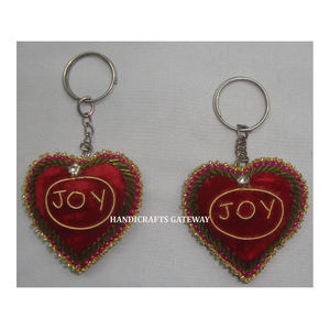 พวงกุญแจรูปหัวใจสีแดงเข้มใช้สำหรับตกแต่งบ้านลวดลายปักต้นคริสต์มาส Zari - Product Image 1