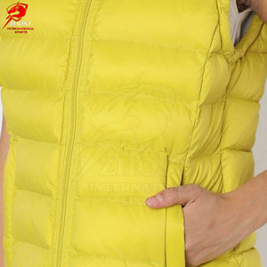 Gilet matelassé pour femme doublé de polaire chaud, extérieur résistant à l'eau, coupe confortable, coutures de qualité, design personnalisé - Product Image 4