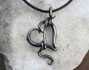 ลดกระหน่ำจี้เหล็กปลอมแปลงทำด้วยมือ/S สร้อยคอจี้สร้อยคอจี้รูปคนยุคกลางของชาวอินเดียรูปร่าง "S" ทำขายส่ง Sci - Product Image 6