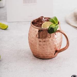 Taza Moscow Mule de Cobre Puro Hecha a Mano de Lujo, Taza de Agua de Cobre con Acabado Antiguo y Asa Dorada, Vasos Ecológicos de Metal para Bebidas - Product Image 4