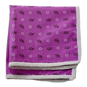 Pañuelo de bolsillo artesanal exclusivo con borde tejido floral en rosa, negro y blanco para traje o blazer - Product Image 2