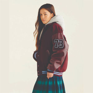 Vente en gros de veste universitaire recadrée de style vintage pour femmes à logo personnalisé nouvelle veste en cuir brodée à la mode en coton teint uni - Product Image 2