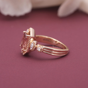 แหวนแต่งงานเพชรทรงหกเหลี่ยมแบบ Halo ที่ได้รับการรับรองจาก IGI ทำจากทองคำ 14K สีโรสโกลด์/สีเหลืองและสีขาว ประดับเพชรทรง Radiant Cut สีชมพู - Product Image 5