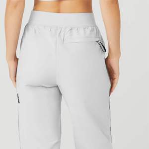 Venta al por mayor de pantalones Cargo ligeros de las mujeres Joggers de cintura alta pantalones Cargo elásticos con cintura elástica y bolsillos con cremallera - Product Image 5
