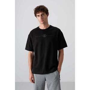 เสื้อยืดคอกลมโอเวอร์ไซส์พิมพ์ลายสำหรับผู้ชาย Tommylife Wholesale รุ่น 88323 สีดำ - สีน้ำเงินกรมท่า - Product Image 1