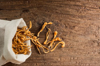 Thé au Cordyceps, cueilli à la main et 100% frais, extrait de champignon Cordyceps militaris - Champignon Cordyceps entier séché