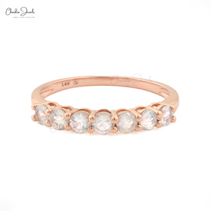 Achetez maintenant : Bague empilable de fiançailles en or rose pur 14 carats avec sept pierres rondes de 3 mm en pierre de lune arc-en-ciel, sertie à griffes, bijoux de mariée - Product Image 1