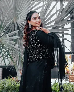 Ensemble de costume long élégant pour femme musulmane Raha, en velours de georgette brodé noir, écologique et respirant, collection automne 2026, Dubaï - Product Image 3