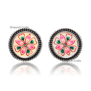 Pendientes Redondos Florales Plateados Oxidados con Detalles de Perlas y Diamantes, Joyería de Moda de Latón para Mujer, Boda, Fiesta, Compromiso - Product Image 3
