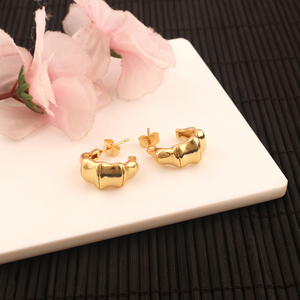 Pendientes de aro de bambú gruesos de nuevo estilo, mini aros circulares de latón macizo de metal liso, aros huggie con espalda abierta chapados en oro de 18 quilates - Product Image 4