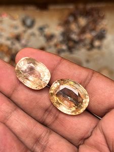 Topaze Jaune Naturelle à Facettes Comme un Saphir Jaune Pukhraj Coussin de Pierre Précieuse - Product Image 2