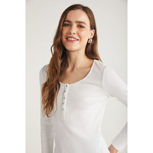 ETHIQUET Zazana Blusa de mujer con aspecto acanalado, totalmente ajustada, con cuello redondo profundo y botones - Product Image 4