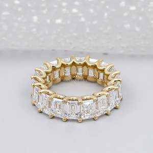 Bague éternelle en or jaune et blanc avec diamants taille émeraude, entièrement sertie de diamants - Product Image 5