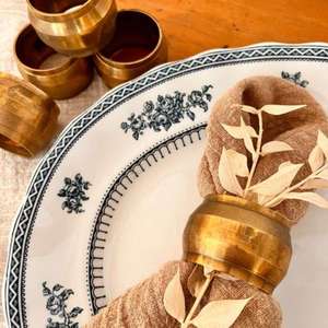 Charmants ronds de serviette en laiton avec des motifs artistiques et une finition antique pour une expérience culinaire sophistiquée - Product Image 6