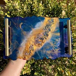 Plateau de service en résine brillante, design artistique contemporain, couleur personnalisable, logo, MOQ de 100 pièces pour les fêtes, les mariages, la décoration intérieure - Product Image 4