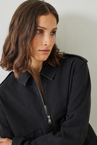 Chaqueta vaquera de algodón transpirable para mujer, talla adulta, estilo casual, con un solo botón y cuello vuelto, teñido liso, tejido, venta al por mayor. - Product Image 4