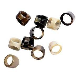 Encantador anillo de servilleta de resina hecho a mano perfecto para hogares modernos que buscan una mezcla de elegancia, creatividad y diseño premium - Product Image 4