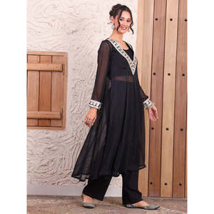 Ensemble coordonné décontracté pour femmes en georgette pure noire, style indo-occidental, 2 pièces, shorts - Tailles XS à 3XL - Product Image 5