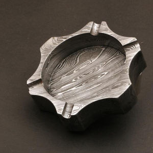 Cenicero de Acero de Damasco de Diseño, Cenicero de Metal Decorativo Hecho a Mano, Elegante Accesorio para Fumar para el Hogar Moderno y Cafeterías - Product Image 6