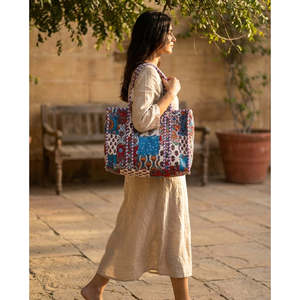 Bolso de mano de algodón acolchado Kantha hecho a mano para mujer, diseño de patchwork grande en colores azul cerúleo, óxido y amatista - Product Image 2
