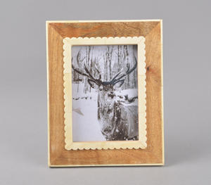 กรอบรูปทำจากไม้ธรรมชาติทำมือพร้อมด้วยขอบฝังกระดูกที่สง่างามของตกแต่งที่วางรูปภาพบนโต๊ะดีไซน์แบบหอยเชลล์ที่ไม่เหมือนใคร - Product Image 1