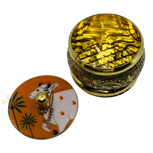 Festival Sindoor Dibbi imprimé Pichwai en laiton et artisanat décoratif en métal pour les cadeaux - Product Image 5