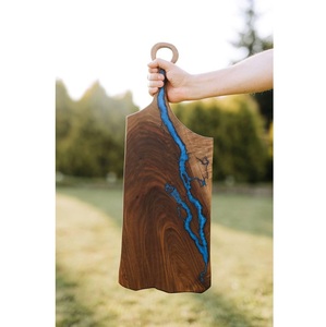 Tabla de cortar de resina de madera moderna con borde de ágata impresionante - Product Image 3