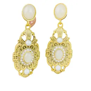 フランスのレトロな白い翡翠のイヤリング、ハイエンドの真珠、古い金の職人技、銀の針のイヤリング、ニッチな女性のイヤリング