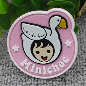 Etiquette de transfert de chaleur en silicone avec logo personnalisé patch en caoutchouc silicone en tissu plastique de haute qualité pour l'industrie textile paillettes à coudre - Product Image 3