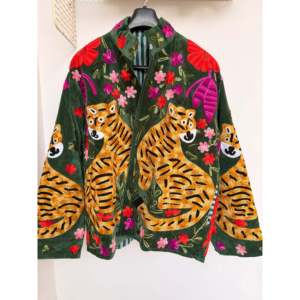 Chaqueta Verde Tigre de Terciopelo Bordada Reversible Hecha a Mano Talla Única para Mujer, Chaqueta Bomber Varsity Safari con Logotipo Personalizado - Product Image 1