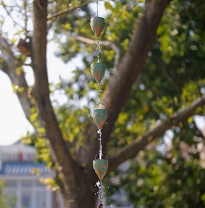 Chaîne de pluie de conception d'abeille pour l'écoulement d'eau de jardin avec le seau en métal en forme d'insecte unique et la construction durable - Product Image 3