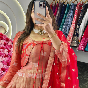 Robe Anarkali ethnique Regal avec Koti brodé et Dupatta Ensemble de fête traditionnel élégant pour femme - Product Image 3